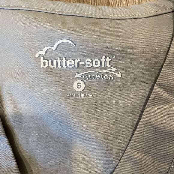 BUTTER SOFT scrub top - Picture 2 of 3